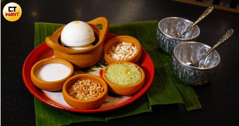使用「泰美味5折護照」點泰國經典椰子冰淇淋，便可享5折優惠價。（圖／魏妤靜攝）
